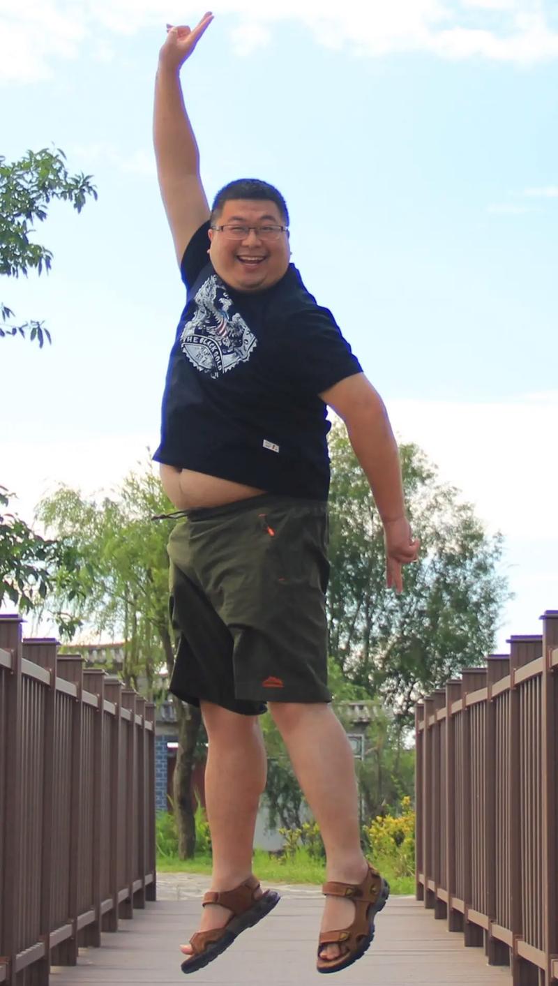 大肚腩男人搞笑图片_搞笑大肚腩图片，欢乐分享，注意场合！