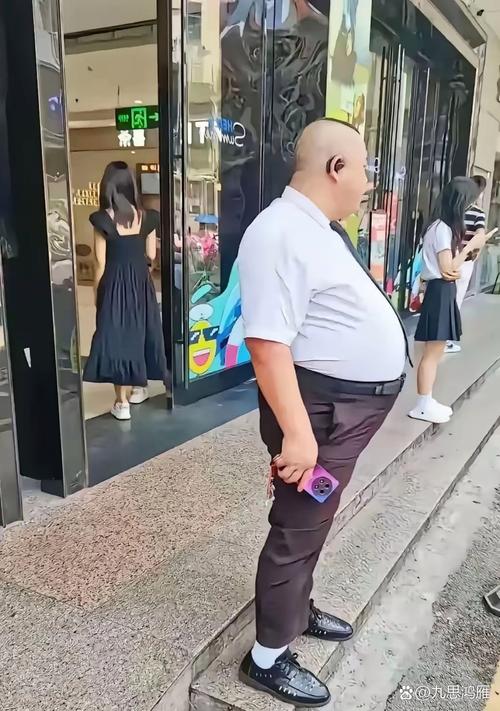 大肚腩男人搞笑图片_搞笑大肚腩图片，欢乐分享，注意场合！
