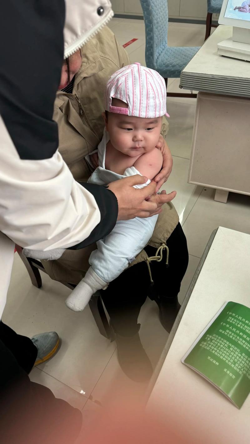 小孩打针前后搞笑图_小孩打针前后对比图，哭闹变欢笑，分享趣事缓解紧张